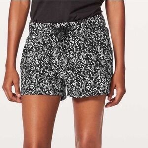 Lululemon On The Fly Short 2.5” Chirasu Black White Print Size 4
